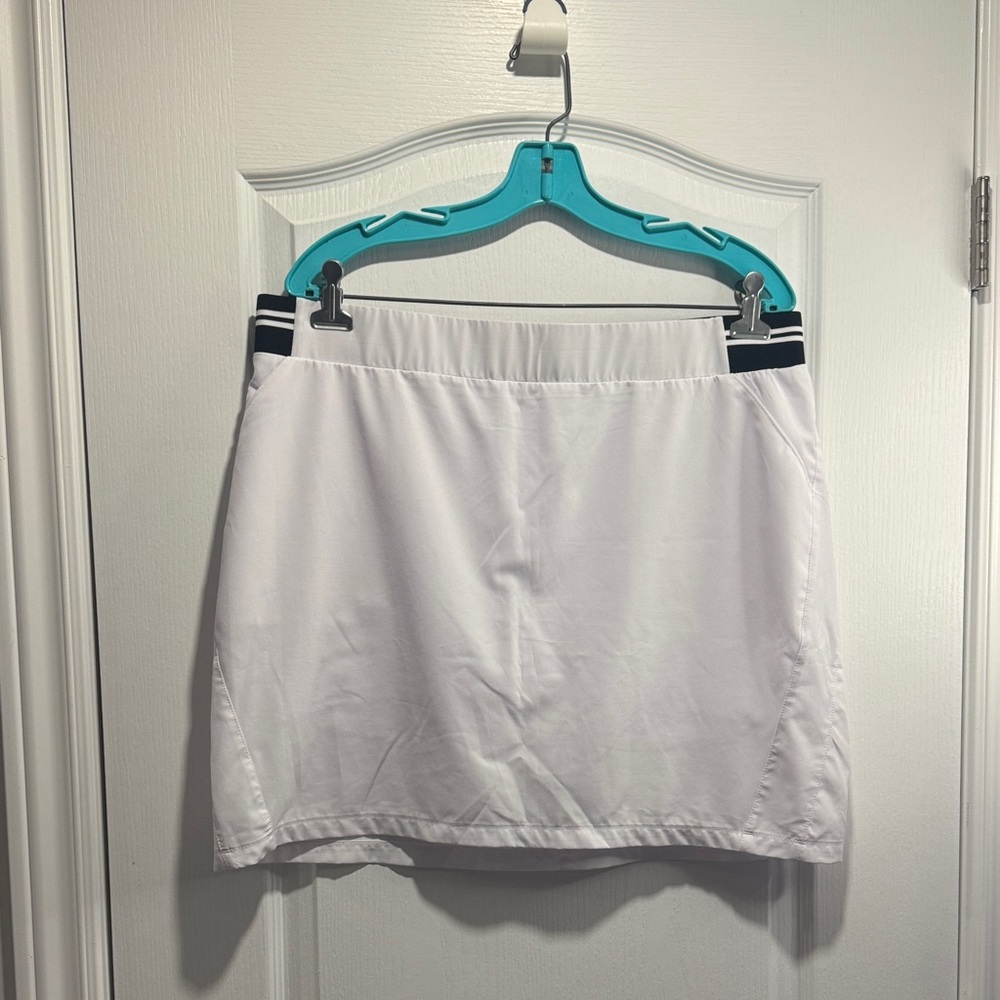 521-Tee time white and black skort